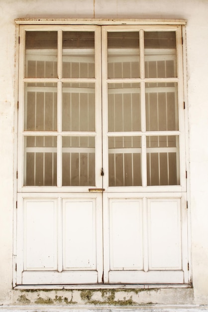 Foto ventana cerrada de un edificio antiguo