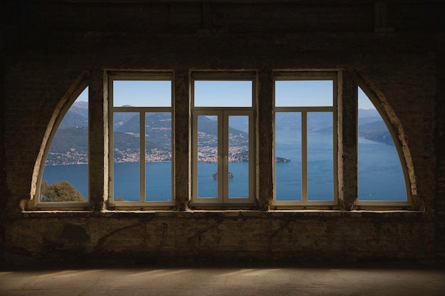 Ventana cerrada y hermosa imagen fuera del resort con vista a la naturaleza y descansando