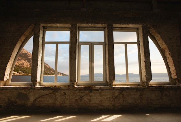 Ventana cerrada y hermosa imagen fuera del resort con vista a la naturaleza y descansando