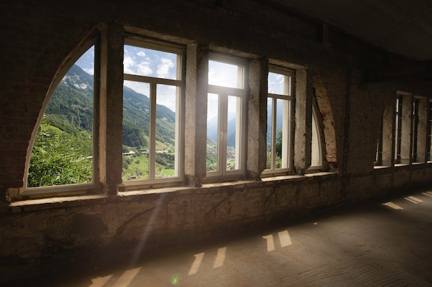 Ventana cerrada y hermosa imagen fuera del resort con vista a la naturaleza y descansando