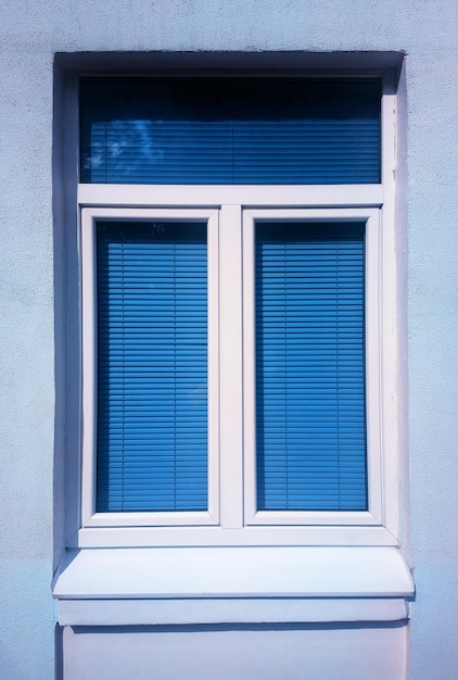 Ventana cerrada vertical con fondo de objeto persianas