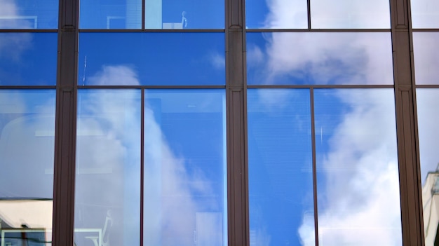 una ventana con el cielo reflejado en ella