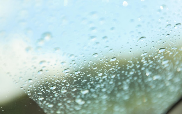 La ventana del coche cubierta de gotas de lluvia simboliza la belleza y la tranquilidad de la naturaleza las gotas de agua