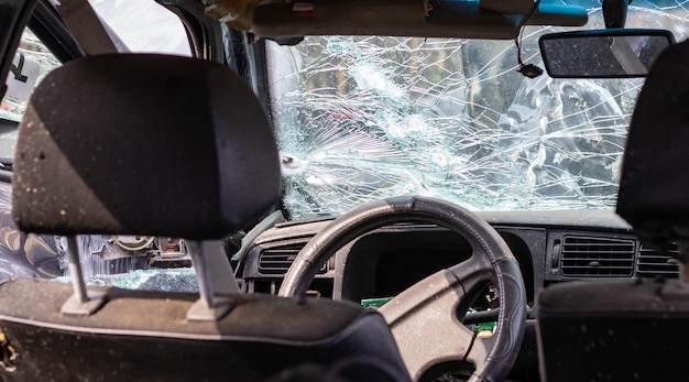 Ventana de coche dañada después de un accidente Parabrisas roto como resultado de un accidente vista interior