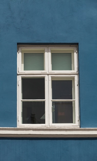 Foto ventana en la colorida fachada.