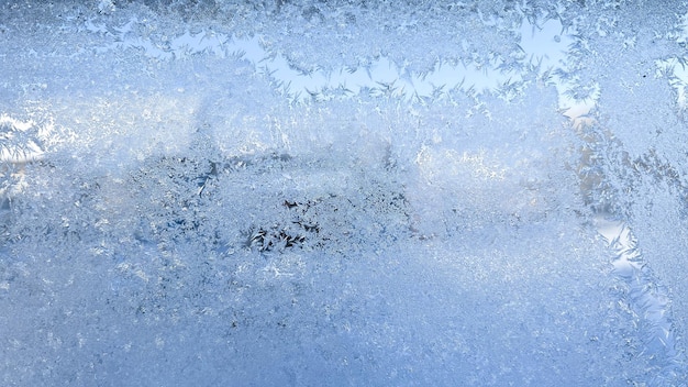 Ventana congelada hermosos copos de nieve en la ventana