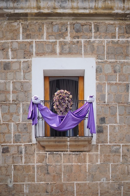 Foto una ventana con una cortina morada y una corona morada.