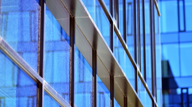 una ventana de cristal azul en un edificio con un fondo de cristal azul.