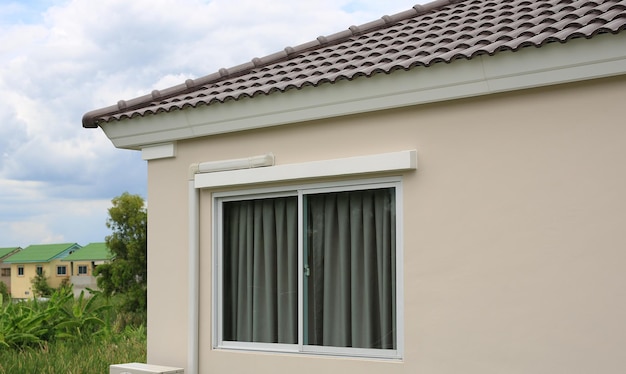 Ventana de cristal en el exterior de una casa nueva