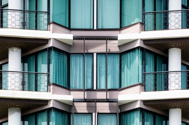 Ventana de cristal patrón en edificio blanco moderno