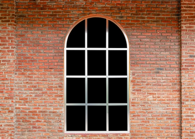 Ventana curva con vidrio negro en la pared de ladrillo