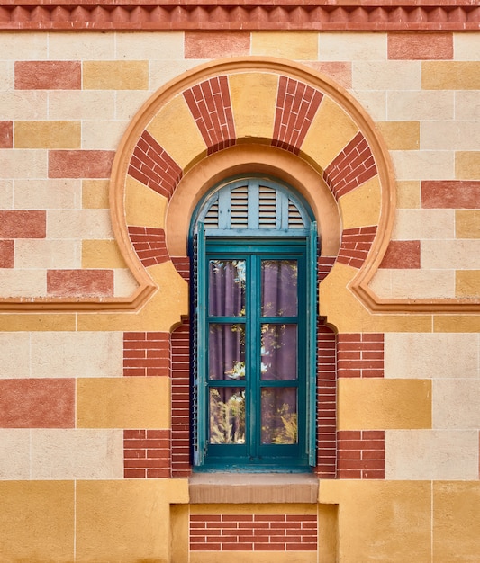 Ventana decorada con un arco de color de estilo árabe