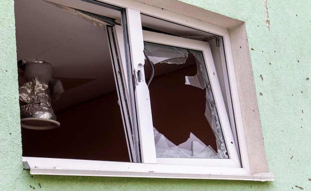 Foto ventana destruida y dañada en el edificio como resultado de la guerra