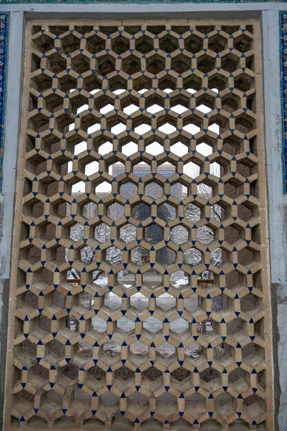 Foto una ventana con un diseño de celosía y acentos azules y blancos