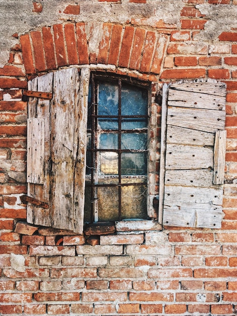 Ventana de un edificio abandonado