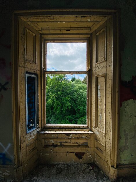 Foto ventana de un edificio abandonado