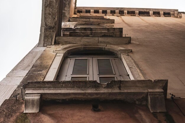 Ventana en edificio antiguo en Venecia