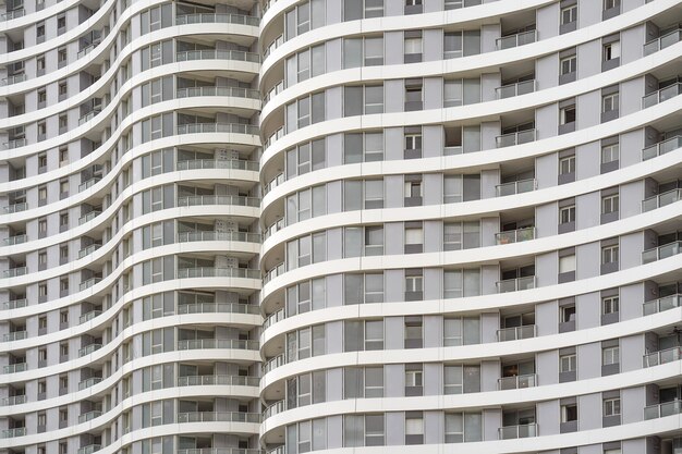 Ventana del edificio y balcones en el edificio. Modernos edificios de apartamentos en barrio nuevo. Textura.