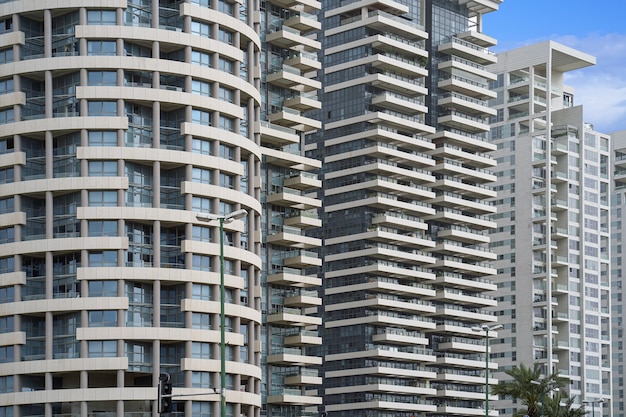 Ventana del edificio y balcones en el edificio. Modernos edificios de apartamentos en barrio nuevo.