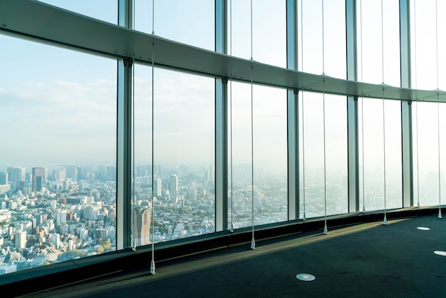 Foto ventana del edificio con fondo de la torre de tokio.