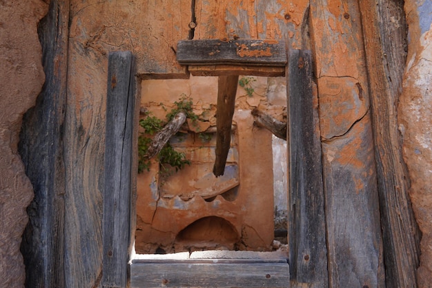 Una ventana en un edificio de piedra con un agujero