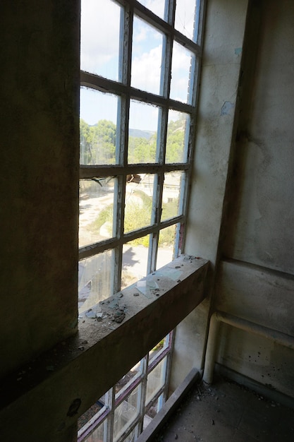 Una ventana en un edificio que tiene la palabra "en ella"