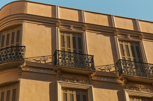 Foto ventana de edificios antiguos en málaga andalucía españa