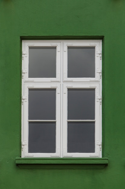 Ventana en la fachada colorida