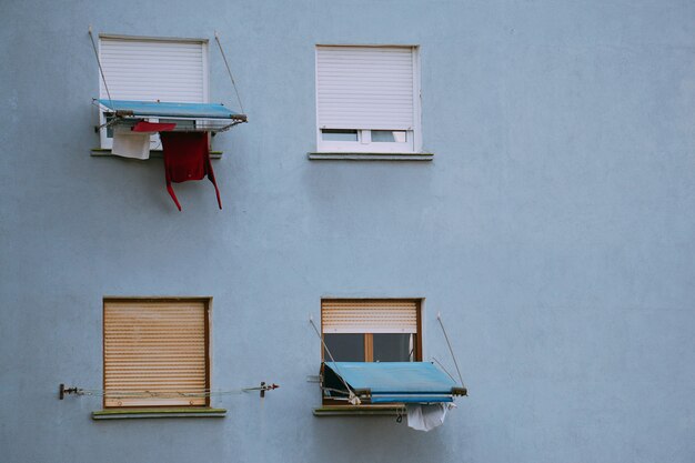 Ventana en la fachada del edificio azul en la calle en la ciudad de bilbao España