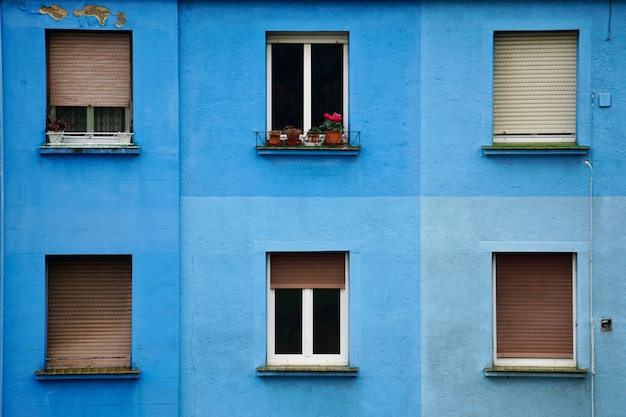 Ventana en la fachada del edificio azul en la calle en la ciudad de bilbao España