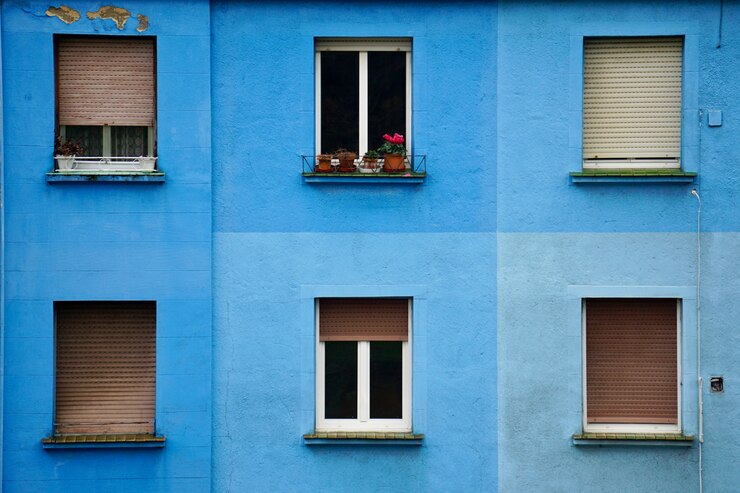 Ventana en la fachada del edificio azul en la calle en la ciudad de bilbao España