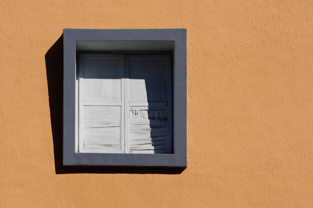 Ventana en la fachada naranja de la casa, arquitectura en la ciudad de Bilbao, España