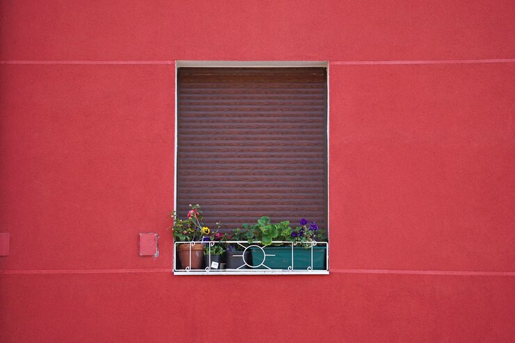 ventana en la fachada roja de la casa en la ciudad