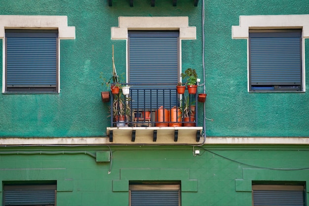 ventana en la fachada verde de la casa en la ciudad