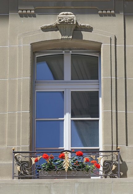 Ventana con flores en el casco antiguo de Berna