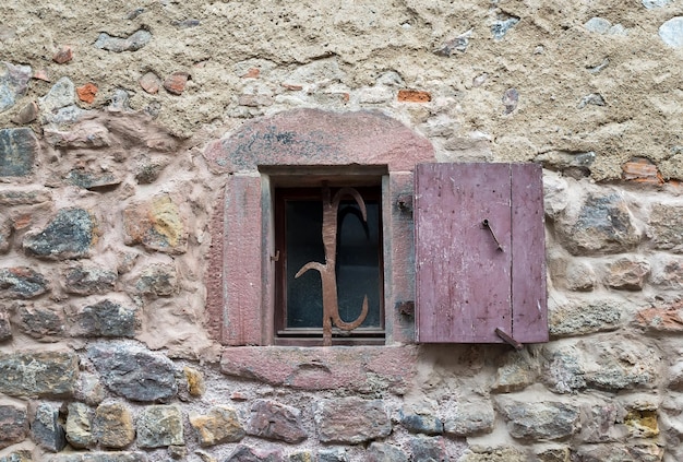 Ventana francesa con persianas de madera medievales antiguas cerradas en el pueblo de Eguisheim Alsacia Francia