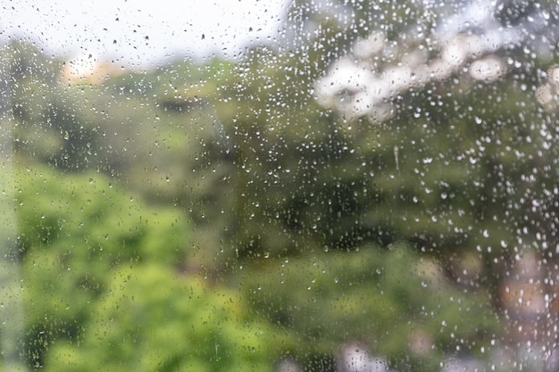 Una ventana con gotas de lluvia sobre ella