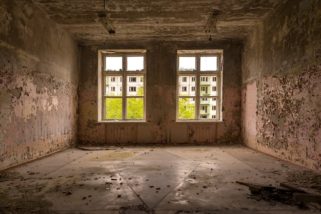 Ventana grande en una casa en ruinas vista interior Escuela en ruinas