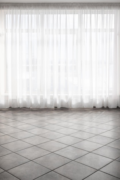 ventana grande con cortinas transparentes al piso dormitorio interior sala de conferencias