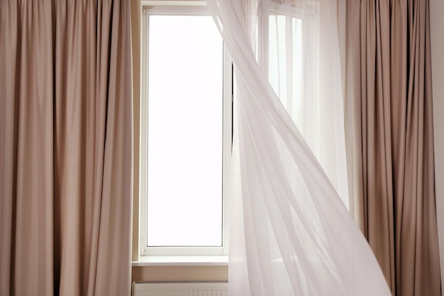 Foto ventana de la habitación con cortinas de luz