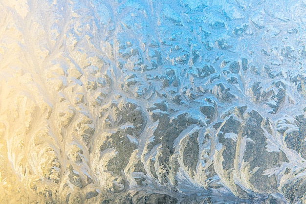 Ventana de invierno congelada con textura de patrón de escarcha de hielo brillante símbolo de maravilla de navidad fondo abstracto