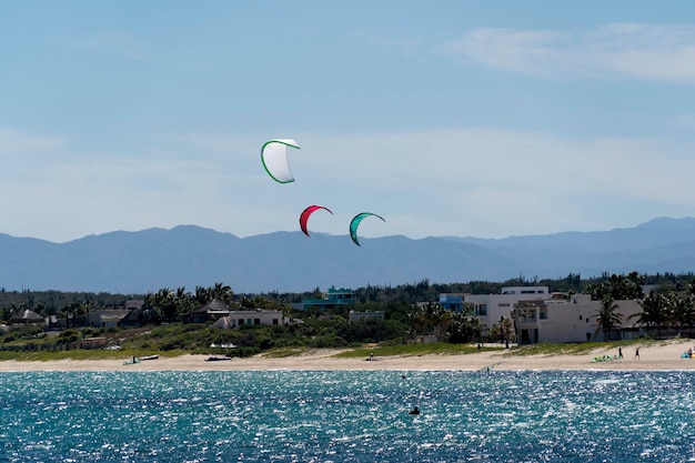 LA VENTANA, MÉXICO - 16 DE FEBRERO DE 2020 - kitesurf en la playa ventosa