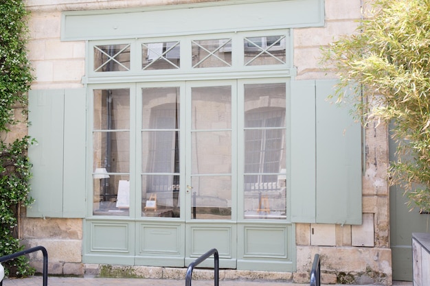 La ventana de madera de una antigua tienda en francia