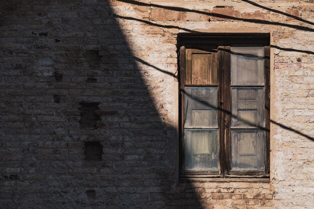 Ventana de madera de un antiguo edificio de ladrillo