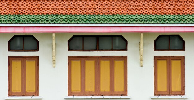 Ventana de madera en el antiguo templo