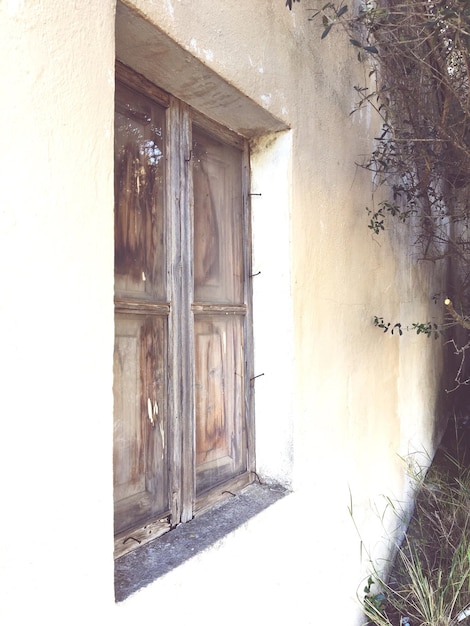 Ventana de madera cerrada de la casa