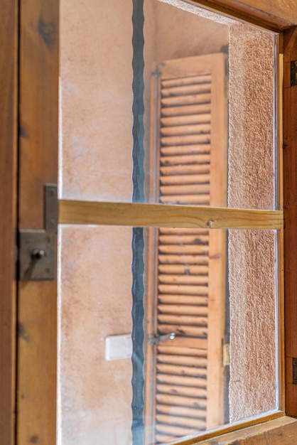 Ventana de madera marrón en un baño de una casa rústica en Mallorca