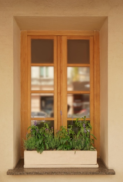 Ventana de madera moderna decorada con flores.