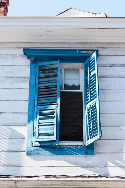 Foto ventana de madera con rejilla de casa de madera