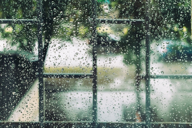 Ventana mojada en gotas durante la lluvia de verano.